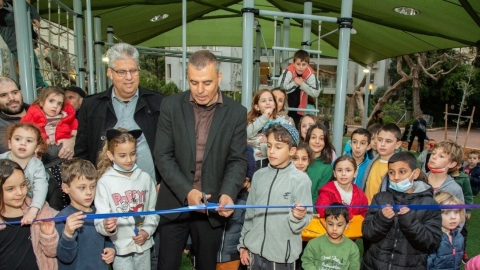 ראש העיר רפי סוער גוזר את הסרט בנוכחות קהל תושבים בטקס חנוכת המתחם החדש בגן גלר