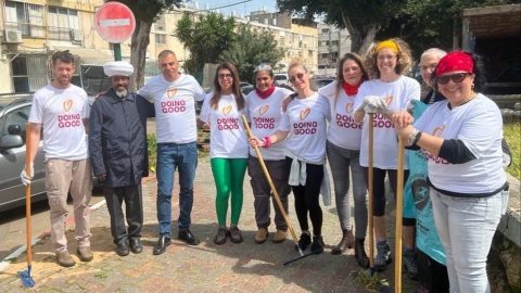 ראש העיר רפי סער יחד עם עובדי העירייה ומתנדבים ביום המעשים הטובים בכפר סבא