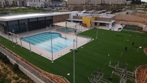 צילום מלמעלה של מבנה הקאנטרי החדש והבריכה בשכונה הירוקה בכפר סבא