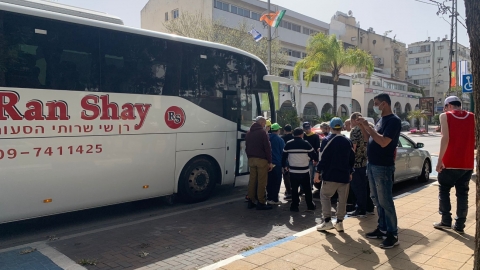 קבוצת משפחות מיוחדות מכפר סבא יוצאים באוטובוס לצפות יחד במשחק מכבי תל אביב בכדורסל