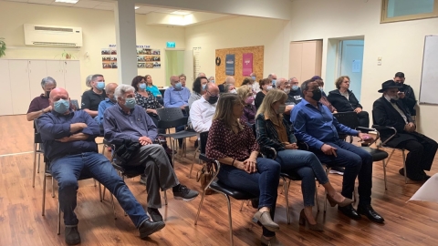הרמת כוסית חגיגית לכבוד חג הפסח בבית המתנדב בכפר סבא