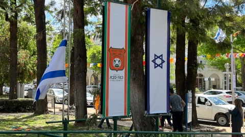 דגל ישראל ודגל העיר כפר סבא בחצי התורן לכבוד אירועי הלאום בעיר