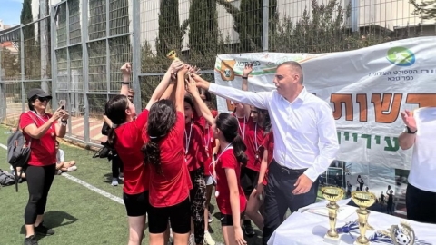 ראש העיר רפי סער מעניק את הגביע לקבוצת הזוכות באליפות הכדורגל