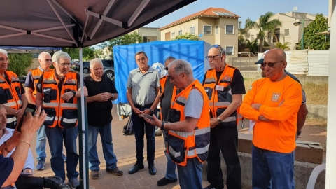 צוות הביטחון העירוני במהלך תרגיל המדמה טיפול באירוע הרס בניין בעיר