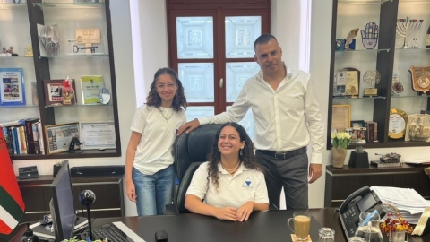 ראש העיר רפי סער ונציגי מועצת הנוער ביום חילופי שלטון בלשכת עיריית כפר סבא