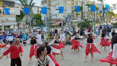 ריקודי מחול ברחובות כפר סבא באירועי חג שבועות