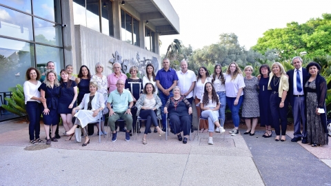 ראש העיר רפי סער בתמונה קבוצתית עם מקבלי פרס גלר להתנדבות לשנת 2022 בכפר סבא