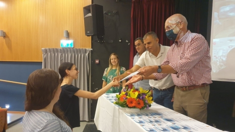 ראש העיר רפי סער מעניק מלגות לסטודנטים תושבי העיר בטקס חלוקת מלגות ספיר כפר סבא