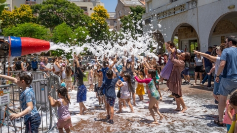 ילדים משחקים בקצף באירועי שישי שמח בויצמן בכפר סבא
