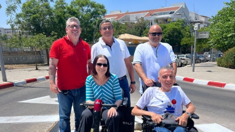 צוות העירייה ותושבי העיר יחד ברחוב שמחה הולצברג שעבר עבודות הנגשה