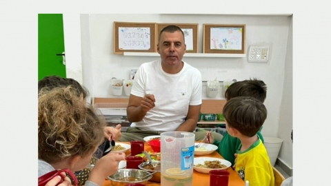 ראש העיר רפי סער סועד יחד עם ילדי הגן במסגרת מיזם אפונים בעיר