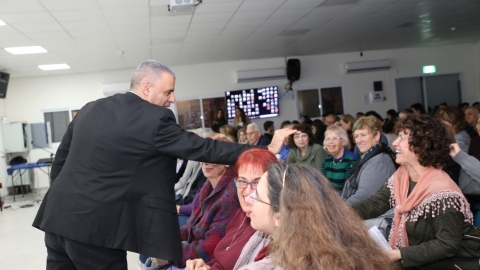 ראש העיר רפי סער יחד עם גמלאי העיר במועדון גמלאים בכפר סבא