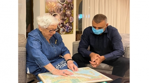 ראש העיר רפי סער ושורדת השואה אדית פישהוף גלבוע במפגש בביתה בכפר סבא