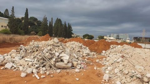 ערמות הפסולת שנמצאו במבצע אכיפה עירוני במערב העיר כפר סבא