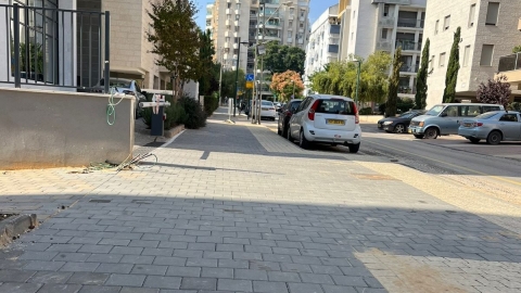 מדרכה חדשה ורחבה לאחר עבודות שדרוג ברחוב בן גוריון בכפר סבא