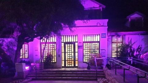 מבנה לשכת עיריית כפר סבא מואר בסגול לציון העלאת המודעות לאנשים עם מוגבלויות