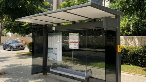 תחנת אוטובוס בעיר כפר סבא