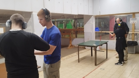 מתנדבי סיירת הנוער באימון במטווח העירוני כפר סבא
