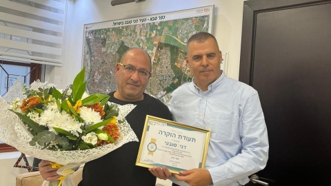 ראש העיר רפי סער ודני סובעי מנהל סניף האגודה לתרבות הדיור כפר סבא