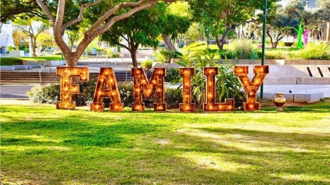 מיצב עם הכיתוב FAMILY בהפנינג יום המשפחה אשתקד בכפר סבא