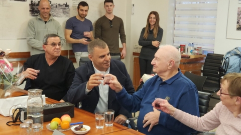 מרימים כוסית בחגיגות יומולדת ה 100 למרסל מרקוביץ תושב העיר