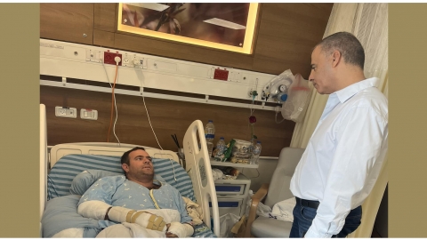 ראש העיר רפי סער ועמיחי שחם שנפצע במהלך הקרבות בביקור בבית החולים מאיר