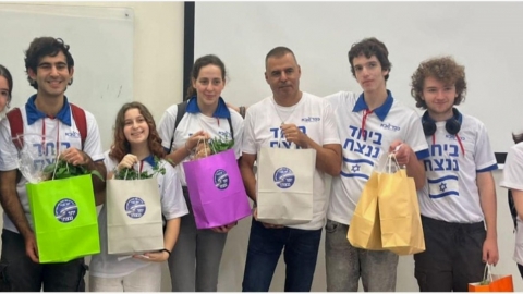 מחלקים שי עם בני נוער לנכי צהל ולאזרחים ותיקים בעיר כפר סבא