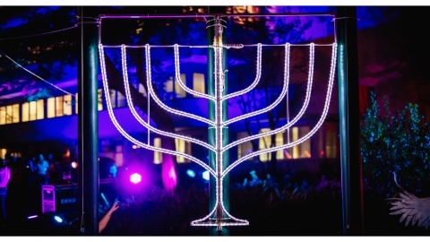 חנוכייה מוארת במהלך אירועי חנוכה בשנת 2022 בכפר סבא