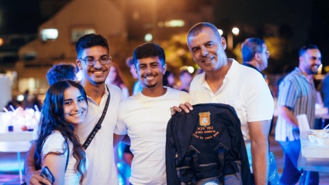 ראש העיר עם בני נוער באירוע ערב מתגייסות ומתגייסים עירוני בכפר סבא