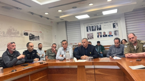 ישיבת ראש העיר ונציגי העירייה המשטרה והצבא עם נציגי השכונות בנושא ביטחון