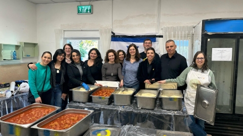 מתנדבים ממיזם ארוחות חמות לילדים במשפחות מגויסות מכפר סבא