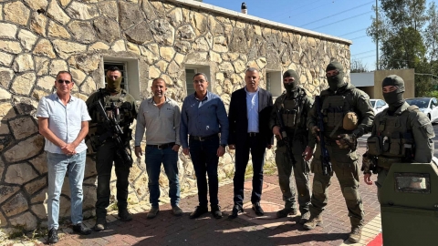 ראש העיר רפי סער, סגנו ומחזיק תיק הביטחון דני הרוש ומנהל אגף הביטחון נעם בן יהודה, עם חיילי היחידה המובחרת
