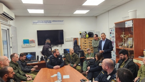 תדרוך עם ראש העיר לקראת יציאה למבצע לאיתור שוהים בלתי חוקיים בכפר סבא