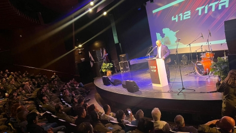 מופע לחיילי מילואים של גדוד התותחנים בכפר סבא