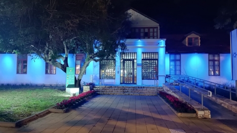 בניין עיריית כפר סבא מואר בכחול לציון יום האינטרנט הבטוח הבין לאומי