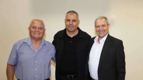 מאיר אהרוני יחד עם ראש העיר רפי סער ויובל השכל בטקס חילופי תפקידים במועצת ארגוני המתנדבים כפר סבא