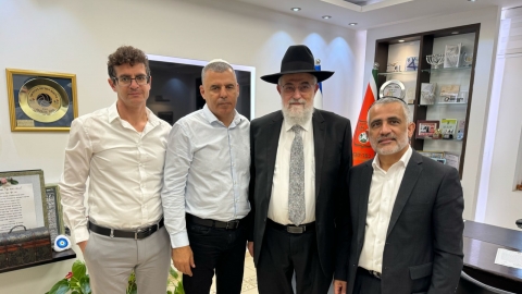 מעמד מכירת חמץ לקראת חג פסח בכפר סבא