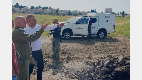 ראש העיר רפי סער ומפקד נפת גלילות במחוז דן של פיקוד העורף באזור בו אותרה נפילה בשטח פתוח סמוך לכפר סבא
