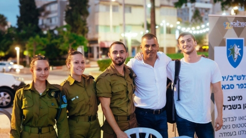 ראש העיר רפי סער וצעירי כפר סבא