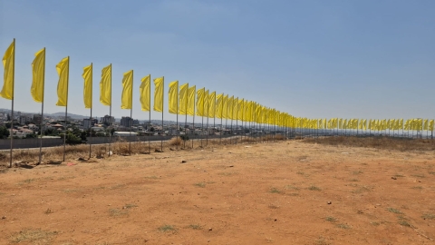 120 דגלים צהובים הוצבו בכפר סבא כתזכורת ל 120 חטופות וחטופים