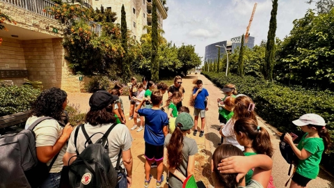 תלמידות ותלמידי כפר סבא בסיור במסגרת פרויקט יופי של עיר