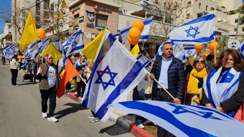 ראש העיר רפי סער ותושבי כפר סבא חולקים כבוד אחרון לשירי כפיר ואריאל ביבס עם דגלי ישראל ובלונים כתומים