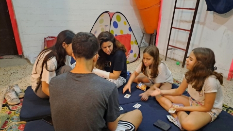ילדים משחקים משחק קלפים במקלט