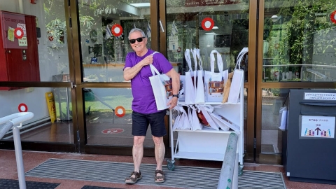 ספרי הקריאה ממתינים לתושבים בכניסה לספרייה העירונית כפר סבא