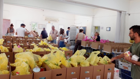 אריזת סלי מזון לנזקקים בכפר סבא