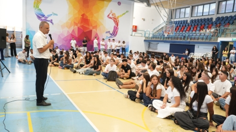  ראש העיר רפי סער עם תלמידי התיכונים בפתיחת שנת הלימודים בכפר סבא