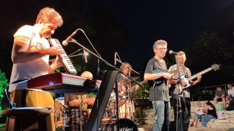 להקת ספוטניק היי פיי בהופעה בכפר סבא