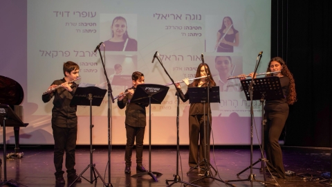 ערב מנגינת הרוח לזכרו של טל גרושקה - ראש העיר רפי סער עם חברו של טל יובל לבון וזוכי התחרות