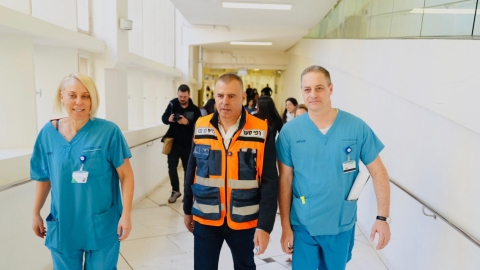 ראש העיר רפי סער במהלך הסיור בבית החולים מאיר