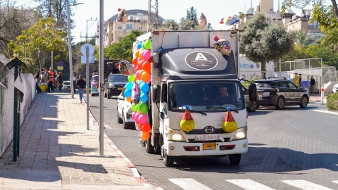 רכב השמחה לפורים ברחובות העיר כפר סבא